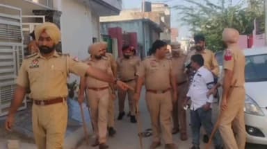 ਡੇਰਾਬਸੀ: ਨਸ਼ਾ ਵਿਕਣ ਦੇ ਸ਼ੱਕ ਹੇਠ ਪੁਲਿਸ ਨੇ ਡੇਰਾਬਸੀ ਦੀ ਢੇਹਾ ਬਸਤੀ ਵਿੱਚ ਮਾਰਿਆ ਛਾਪਾ, ਦਰਜਨ ਦੇ ਕਰੀਬ ਲੋਕਾਂ ਨੂੰ  ਹਿਰਾਸਤ ਵਿਚ ਲਿਆ