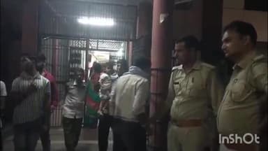 हाथरस: जिला अस्पताल में शराब पीकर युवक ने इलाज न होने पर किया हंगामा, मौके पर पहुंची पुलिस ने माफी दिलवा कर दी हिदायत