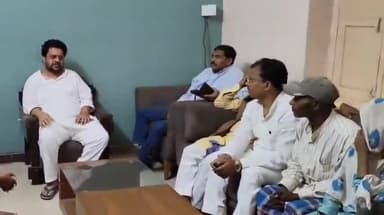 बहराइच: काजीपुरा स्थित अपने आवास पर पूर्व कैबिनेट मंत्री ने कबडियन पुरवा के पीड़ितों से की मुलाकात, मदद का दिया भरोसा