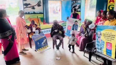 किस्को: किस्को प्रखंड क्षेत्र में स्वीप कोषांग की ओर से 13 नवंबर क़ो मतदान करने के लिए डोर टू डोर मतदाताओं से किया विजिट।