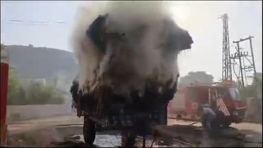 बूंदी: बालचंदपाड़ा क्षेत्र में पराल से भरी ट्राली में लगी भीषण आग, फायर ब्रिगेड ने 1 घंटे की मशक्कत कर बुझाई