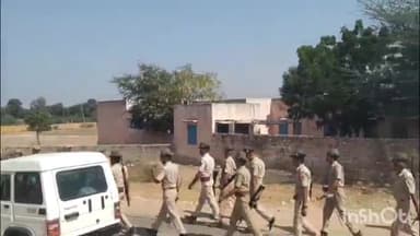 खींवसर: खींवसर विधानसभा उपचुनाव के मद्देनजर पुलिस के जवानों ने ग्रामीण क्षेत्रों में निकाला फ्लैग मार्च