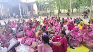 रायबरेली: रायबरेली के जिलाधिकारी को महिला आंगनबाड़ी कार्यकत्रियों ने मुख्यमंत्री को संबोधित अपनी मांगों का पत्र दिया