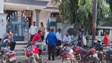 मुरादाबाद: सिविल लाइन स्थित एनकेजी कंपनी के पीएम ने ठेकेदारों को बुधवार तक पेमेंट देने का भरोसा दिलाया, ठेकेदारों ने तालाबंदी हटाई