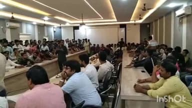 रायबरेली: बचत भवन में CO सिटी व नगर मजिस्ट्रेट की अध्यक्षता में अस्थाई पटाखा दुकानदारों के लाइसेंस की लॉटरी प्रक्रिया कराई गई