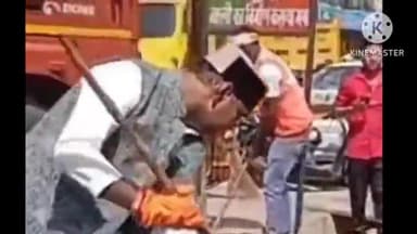 हुज़ूर: भोपाल के सुभाष नगर में कैबिनेट मंत्री विश्वास सारंग ने सड़कों के गड्ढों को देखकर झाड़ू लगाकर सफाई की