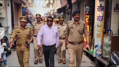 अमरोहा: अमरोहा नगर में दीपावली के त्यौहार को लेकर एसपी के आदेश पर सीओ, एसडीएम और थाना प्रभारी ने निकाला फ्लैग मार्च