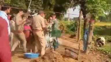 इकौना: इटवरिया भामेपारा में जमीन की पैमाइश करने गई राजस्व टीम पर महिला ने किया हमला, वीडियो हुआ वायरल