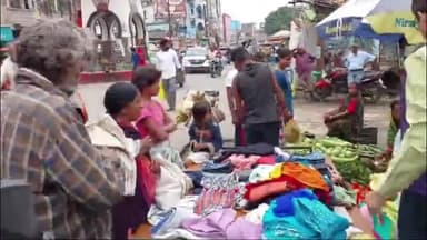 गिरिडीह: रेड क्रॉस के चेयरमैन ने टावर चौक पर जरूरतमंदों को नए-पुराने कपड़े और मिठाई के पैकेट किए वितरित