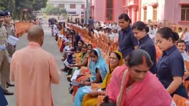गोरखपुर: गोरखनाथ मंदिर में मुख्यमंत्री ने जनता दरबार में फरियादियों की सुनी फरियाद