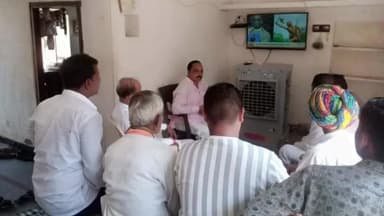 जीरापुर: माचलपुर के बूथ नंबर-3 जेथली में विधायक हजारी लाल दांगी ने कार्यकर्ताओं के साथ सुनीं PM मोदी के 'मन की बात'