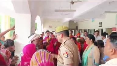 अमरोहा: कलेक्ट्रेट में रामपुर घना के ग्रामीणों ने दो सहेलियों के अपहरण में पुलिस पर कार्रवाई न करने का आरोप लगाते हुए की शिकायत