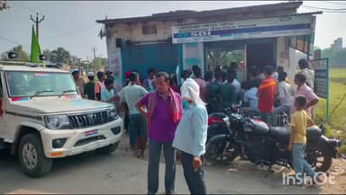 थावे: रिखई टोला के पास सीएसपी में हथियारबंद अपराधियों ने 60 हजार रुपए लूटे, सदर एसडीपीओ मामले की जांच कर रहे हैं