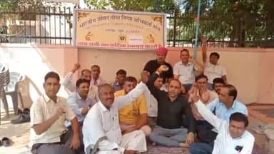 चूरू: भारतीय जीवन बीमा निगम कार्यालय चुरू के सामने विभिन्न मांगों को लेकर अभिकर्ता संघ ने दिया धरना