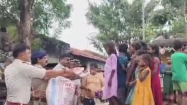 हज़ारीबाग: पुलिस अधीक्षक ने बड़कागांव में बूथों का किया निरीक्षण, ग्रामीणों को निर्भीक मतदान के लिए किया जागरूक