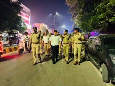 गोरखपुर: गोरखपुर में दिवाली पर्व के मद्देनजर सुरक्षा को लेकर कमिश्नर, ADG, DIG, एसपी सिटी ने किया पैदल फुट मार्च