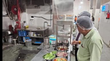 अमरोहा: डिडौली के नेशनल हाईवे 9 पर स्थित राजाजी ढाबे की शिकायत के बाद फूड विभाग ने सैंपल के लिए दी चेतावनी