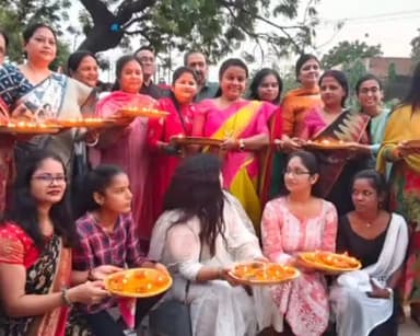 गोरखपुर: गोरखपुर लालदिग्गी पर दीपोत्सव का कार्यक्रम आयोजित, MP रवि किशन सहित दर्जनों महिलाएं व स्थानीय लोग रहे मौजूद