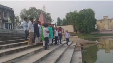 चेहराकलां: महआ विधायक मुकेश रौशन ने चेहराकाला प्रखंड मुख्यालय परिसर स्थित छठ घाट का निरीक्षण किया और सफाई कराने के निर्देश दिए