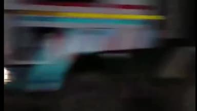 अमरोहा: डिडौली में नेशनल हाईवे 9 पर आटे की बोरी से भरी तेज रफ्तार पिकअप टायर फटने से पलटी, चालक गंभीर रूप से हुआ घायल