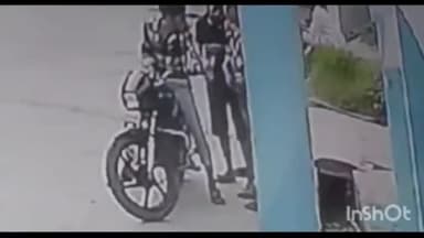 धनौरा: मोहल्ला सुभाष नगर में एक युवक ने दूसरे युवक को दिया तमंचा, घटना सीसीटीवी कैमरे में हुई कैद