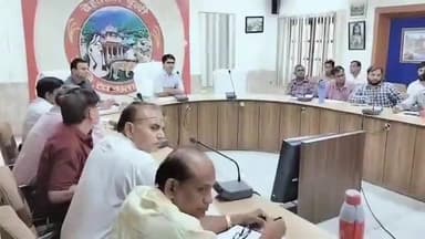 बूंदी: जिला कलेक्टर ने कलेक्ट्रेट सभागार में ली साप्ताहिक समीक्षा बैठक, मौसमी बीमारियों की रोकथाम हेतु प्रबंधों की समीक्षा की