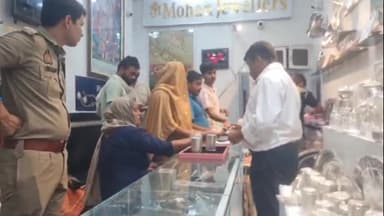 अमरोहा: अमरोहा नगर में धनतेरस की खरीदारी के लिए बाजारों में उमड़ी भीड़, गुलजार हुए बाजार, जमकर हो रही खरीददारी