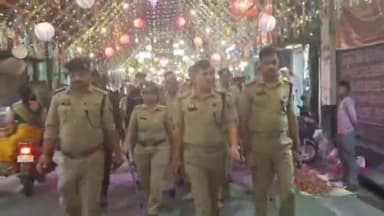 रामपुर: मंगलवार को कोतवाली क्षेत्र के बाजारों में धनतेरस पर पुलिस अधीक्षक ने भारी पुलिस बल के साथ किया पैदल मार्च