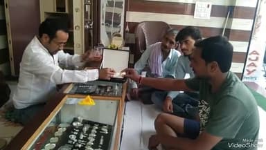 खबर औरैया से धनतेरस के पावन पर्व पर ज्वेलर्स के दुकानों पर दिखी ग्राहकों की भारी भीड़ हुई सोने चांदी की जमकर खरीदारी