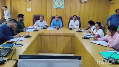 बेमेतरा: कलेक्ट्रेट में कलेक्टर रणवीर शर्मा ने ली समय सीमा की बैठक, अधिकारियों को दिए निर्देश