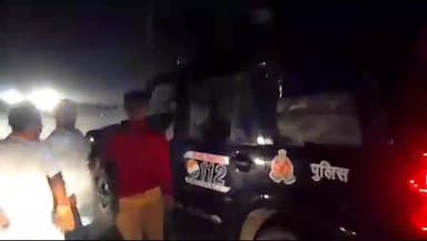 बारा: इरादतगंज ओवर ब्रिज पर सड़क में आई दरार में फंसकर गिरे बाइक सवार, महिला समेत 2 लोग हुए घायल