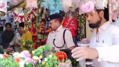 शाजापुर: शाजापुर में एडिशनल एसपी ने सड़क पर बैठकर दीपावली की खरीदारी की, मिट्टी के दीपक भी खरीदे