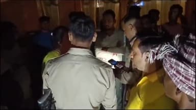 धनौरा: गजरौला के रमाबाई डिग्री कॉलेज में आतिशबाजी की दुकान लगाने को लेकर महिला के साथ की गई मारपीट, मौके पर पहुंची पुलिस