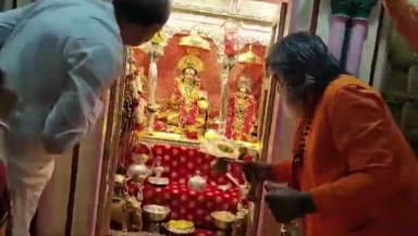 काशी में धनतेरस पर मां अन्नपूर्णा की स्वर्णमयी प्रतिमा के दर्शन के लिए भक्तों की लगी भीड़, बांटा गया खजाना