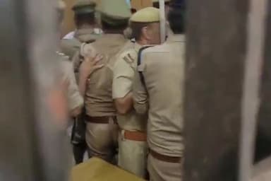 गाज़ियाबाद: गाजियाबाद की कोर्ट में जिला जज और वकीलों के बीच कहासुनी के बाद हुई हाथापाई, पुलिस ने किया लाठीचार्ज