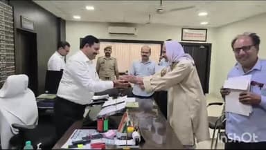 औरैया: डीएम डॉक्टर इंद्रमणि त्रिपाठी एक बार फिर अच्छे कामों के लिए सुर्खियों में, बुजुर्ग ने मंत्रोंचारण कर दिया आशीर्वाद