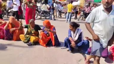 बीकानेर: कोटगेट से रतन बिहारी पार्क तक पल्ली बिछाकर सामान बेचने वालों ने सादुल सिंह सर्किल पर किया प्रदर्शन