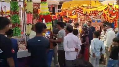 धनौरा: गजरौला के रेलवे स्टेशन रोड पर दुकान लगाने को लेकर दुकानदारों में हुई मारपीट, लगी लोगों की भीड़