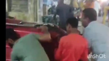 रायबरेली: मिलन सिनेमा रोड पर खस्ताहाल सड़क में पलटा ई-रिक्शा, स्थानीय लोगों ने वीडियो बनाकर सोशल मीडिया पर किया वायरल