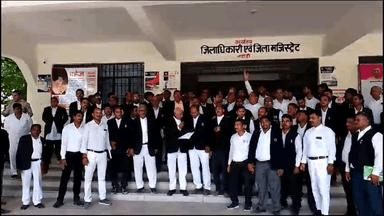 ज्ञानपुर: भदोही में अधिवक्ताओं ने गाजियाबाद में हुए लाठीचार्ज के विरोध में किया धरना प्रदर्शन