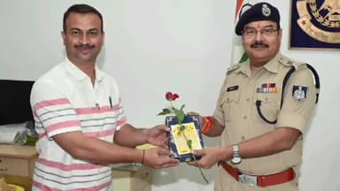 शाजापुर: शाजापुर पुलिस अधीक्षक ने अधिकारियों और कर्मचारियों को दीपावली की शुभकामनाएं दीं, मिठाई वितरित की