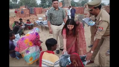 अमरोहा: एसपी ने ईंट भट्ठे पर काम करने वाले परिवारों के साथ मनाई दिवाली, कहा - आप अकेले नहीं हैं, हम आपके साथ हैं
