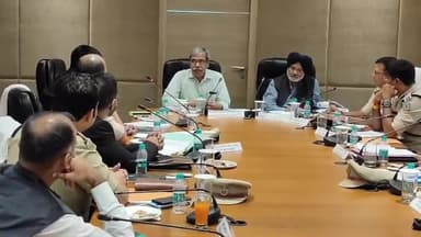 कांके: रांची स्थित राजकीय अतिथिशाला में दक्षिणी छोटानागपुर प्रमंडल के निर्वाचन संबंधी समीक्षा बैठक हुई