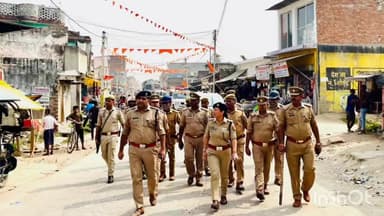 महसी: महाराजगंज कस्बा में एसपी वृंदा शुक्ला ने भारी पुलिस बल के साथ किया फ्लैग मार्च, अराजक तत्वों पर पुलिस की पैनी नजर