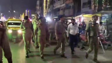 मुगलसराय: दीपावली पर्व पर पुलिस महानिरीक्षक वाराणसी परिक्षेत्र ने PDDU नगर में पैदल मार्च कर सुरक्षा व्यवस्था का लिया जायजा