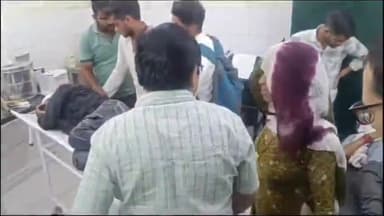 धनौरा: गजरौला हाईवे स्थित यूएस कट के पास तेज रफ्तार कार ने बाइक सवार दो युवकों को मारी टक्कर, दोनों की हालत गंभीर