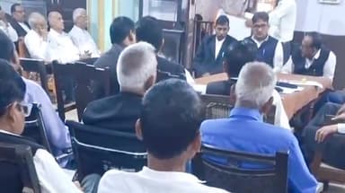 बहराइच: जिला बार एसोसिएशन सभागार में अधिवक्ताओं ने गाजियाबाद में अधिवक्ताओं पर हुई लाठी चार्ज के विरोध में बैठक कर जताया विरोध