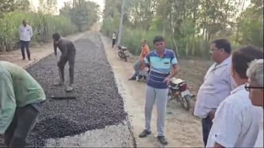 अमरोहा: रघुनाथपुर रोड में ठेकेदार द्वारा की जा रही धांधलेबाजी, विभाग ने MLA के करीबी ठेकेदार को दिया टेंडर, ग्रामीणों में गुस्सा