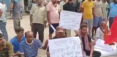 पटना ग्रामीण: पटना यूनिवर्सिटी के पास मेट्रो टनल हादसा मामले में मृतक का शव परिजनों को नहीं सौंपा गया, सड़क पर दिया धरना