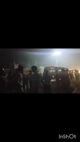 जौनपुर के मुंगराबादशाहपुर थाना क्षेत्र के पुरऊपुर गांव के पास अनियंत्रित ट्रेलर दूकान के सामने खड़े हुए लोगों को रौ